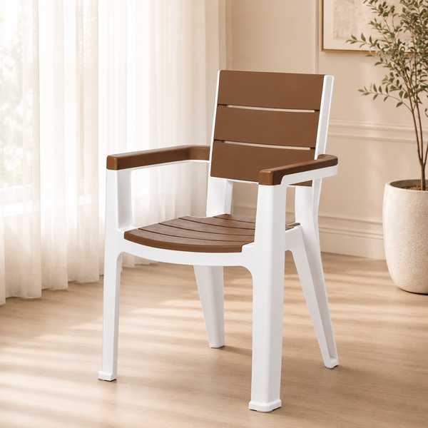 Silla madeira con brazos caramelo